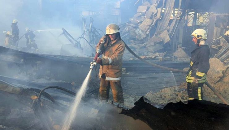 Pompieri in Russia spengono un incendio