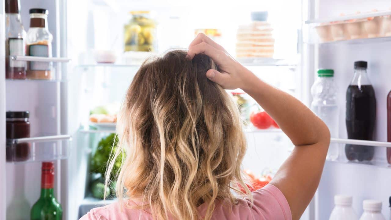 Ragazza di fronte al freezer