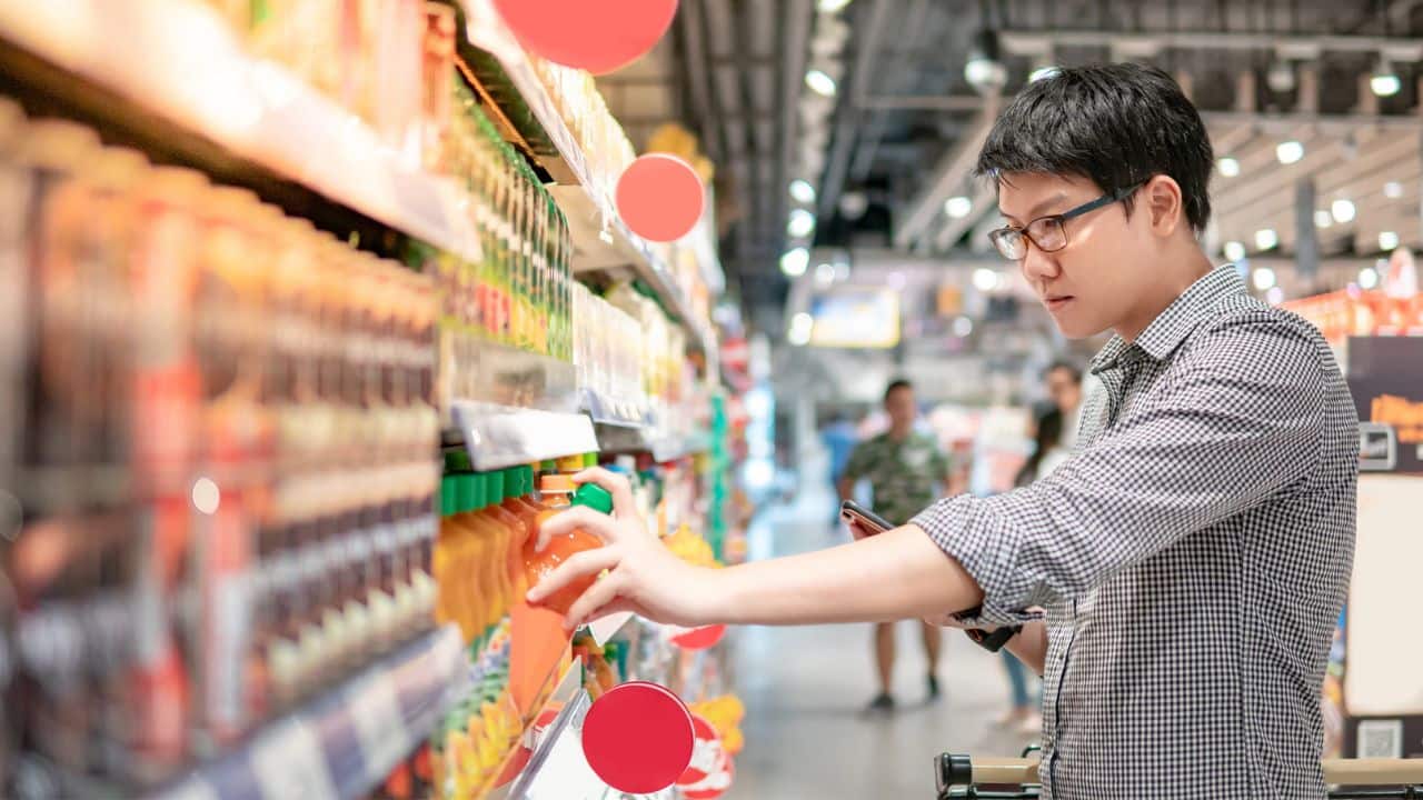 Scelta del succo di frutta al supermercato
