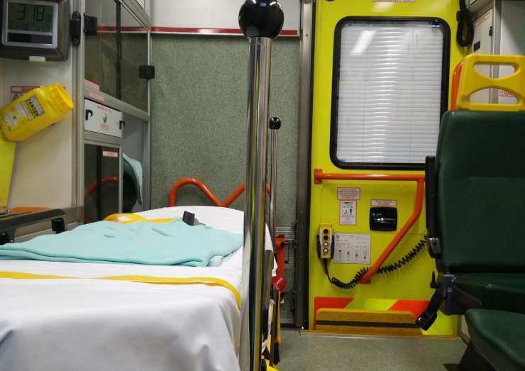 ambulanza per soccorrere figlia disabile di uomo annegato