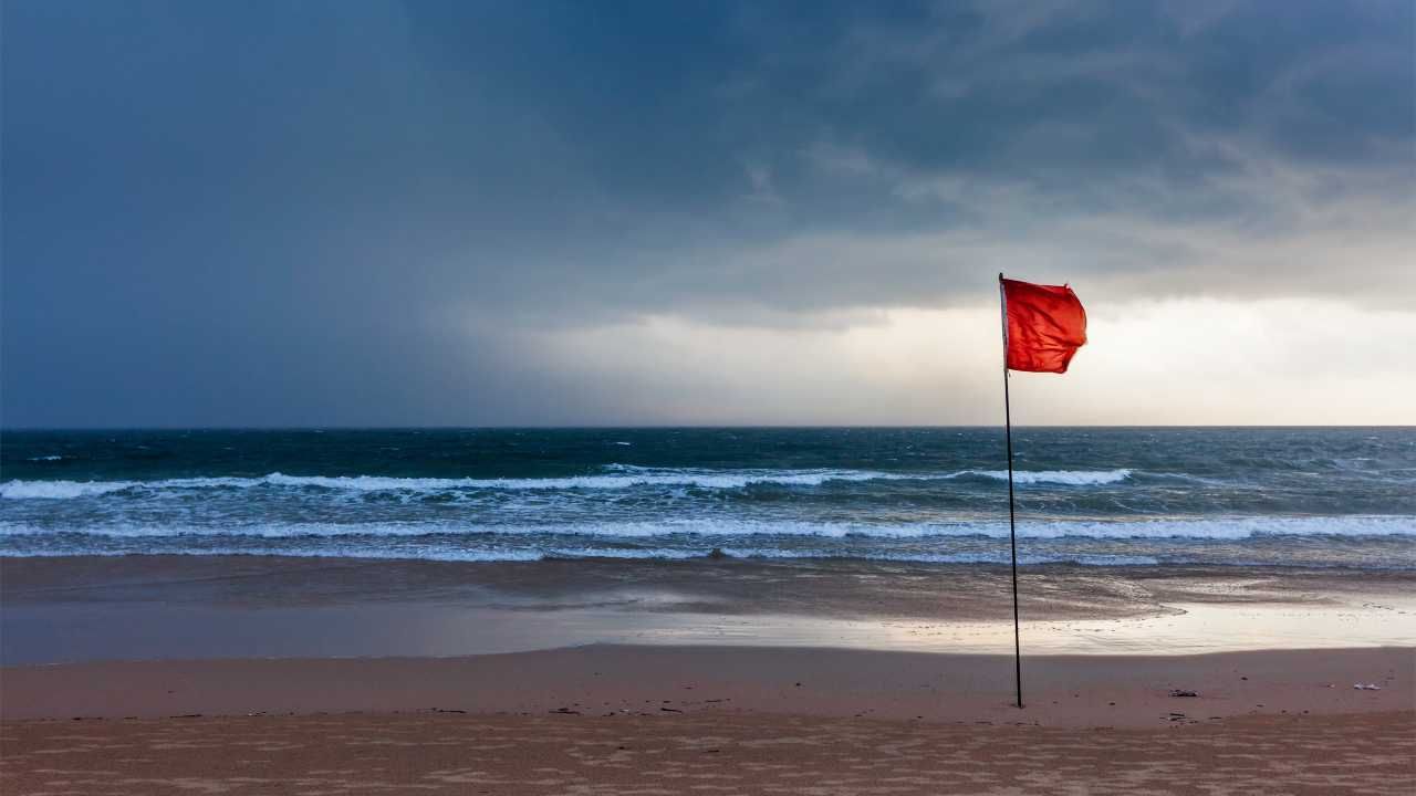 bandiera rossa spiaggia