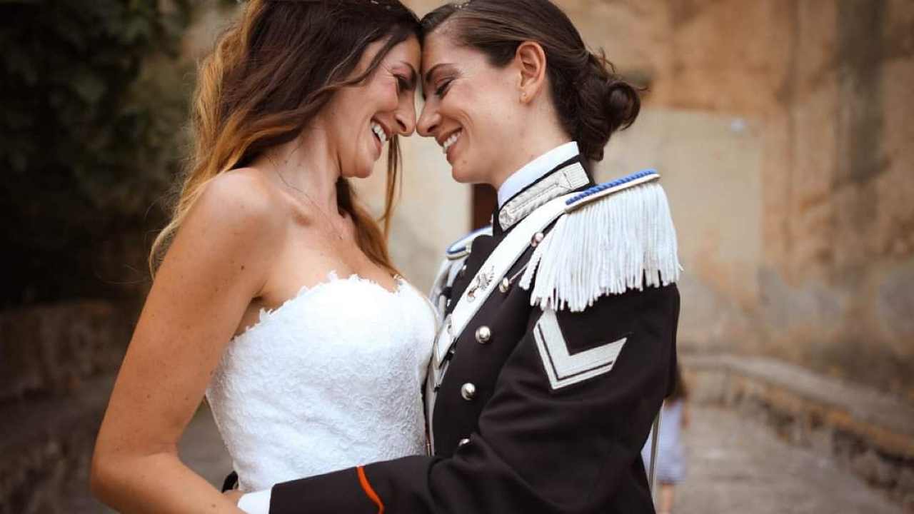 Carabiniera sposa la compagna