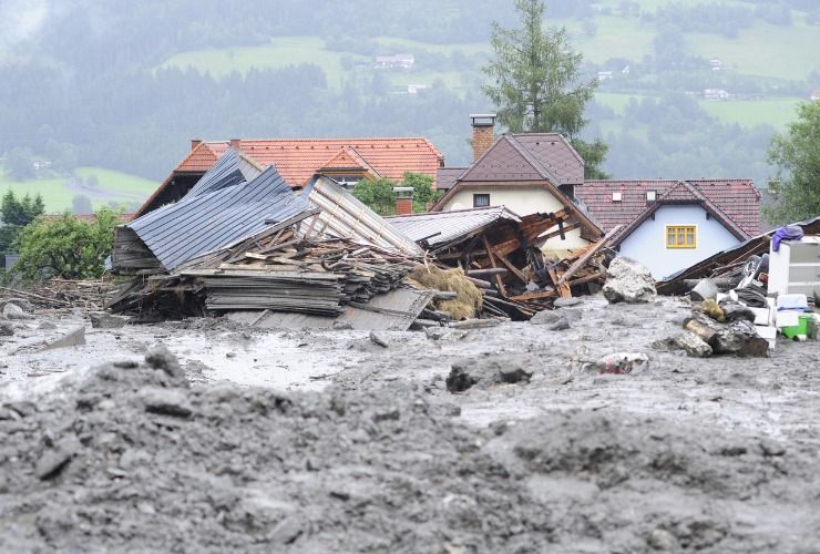 Inondazione e case distrutte