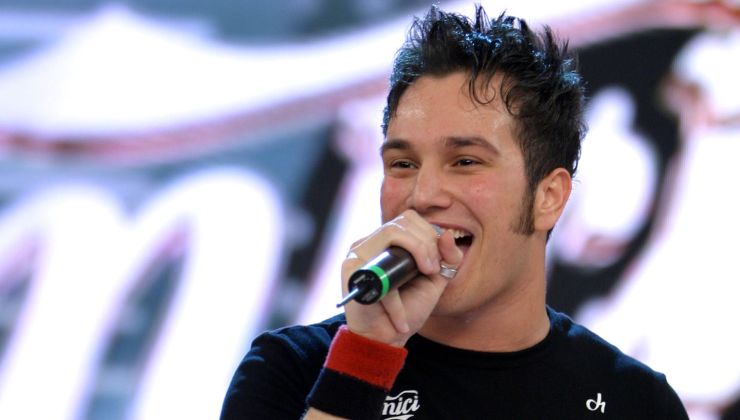 Antonino si esibisce ad Amici 2004