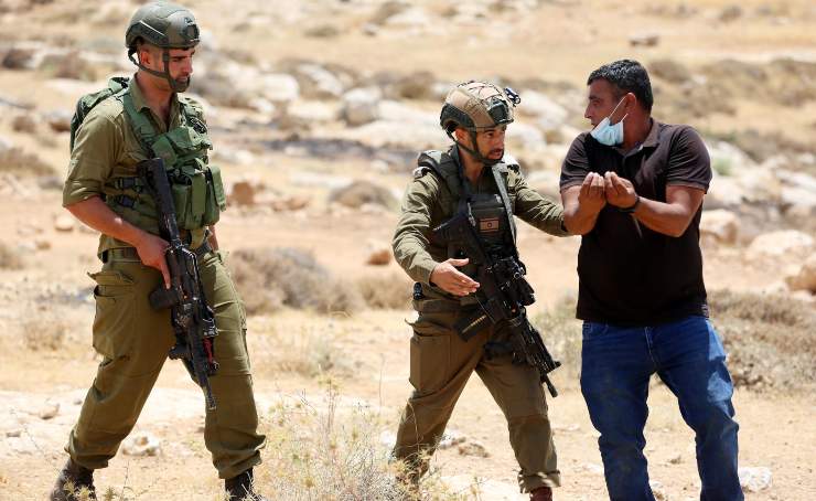 Militari israeliani durante arresto
