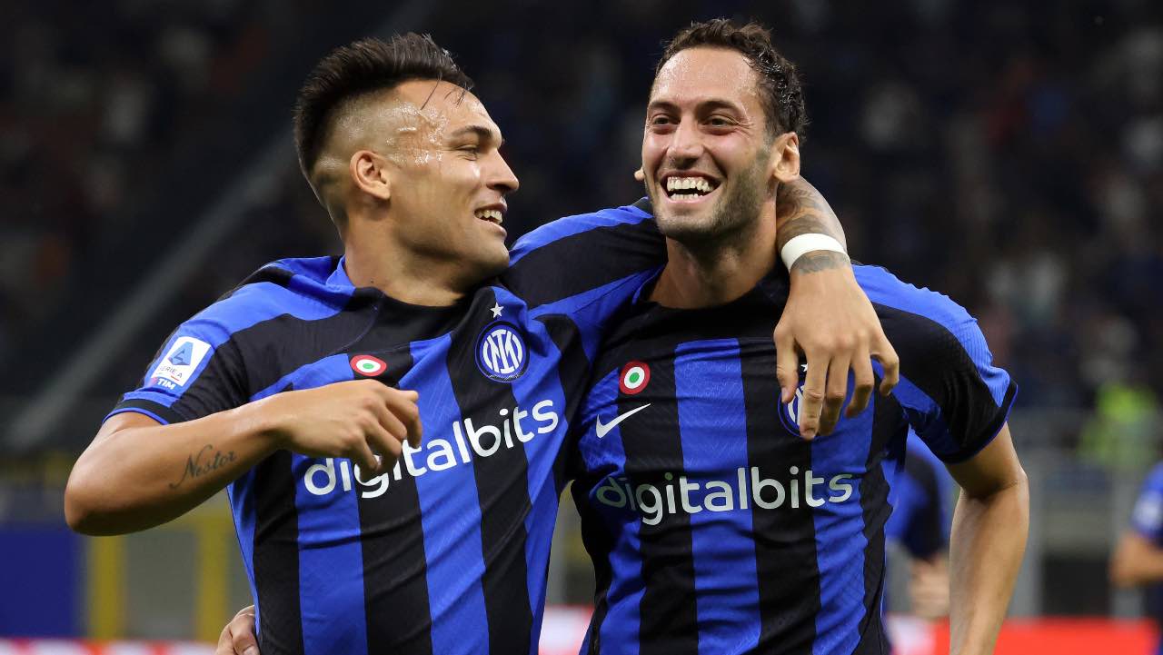 Calhanoglu e Lautaro Martinez festeggiano