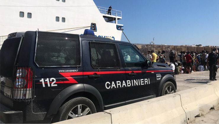 Carabinieri nell'hotspot a Lampedusa