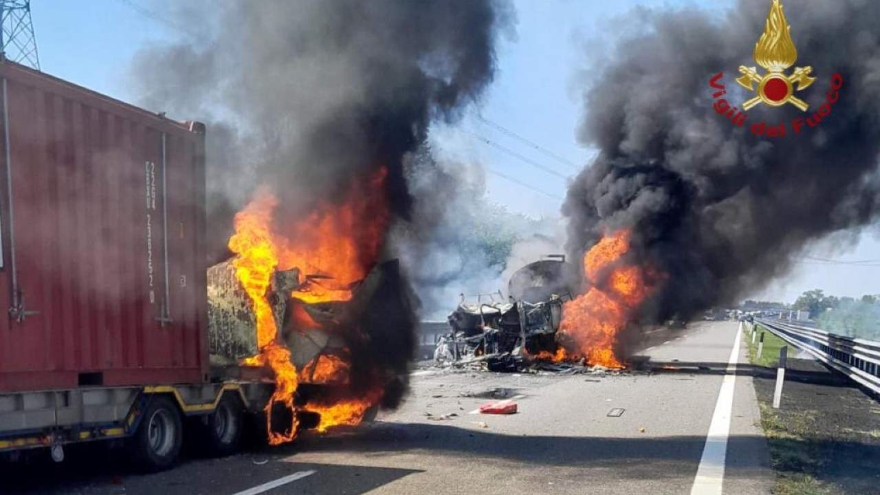 Cisterna in fiamme sull'A21