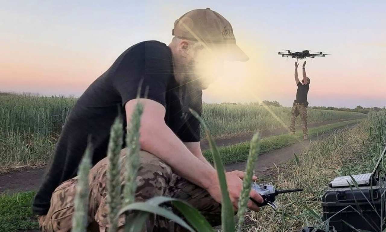 Due membri civili ucraini preparano un drone