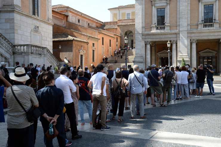 Folla per il funerale di Piero Angela