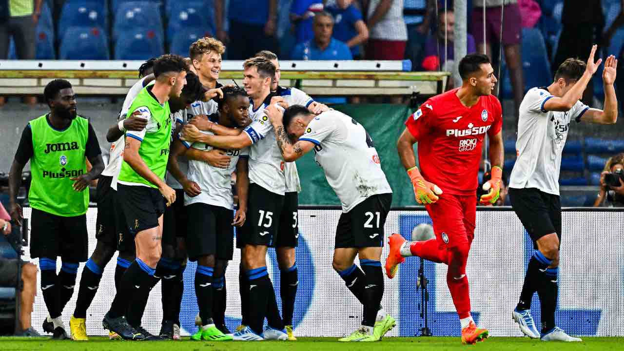 I giocatori dell'Atalanta festeggiano dopo il gol