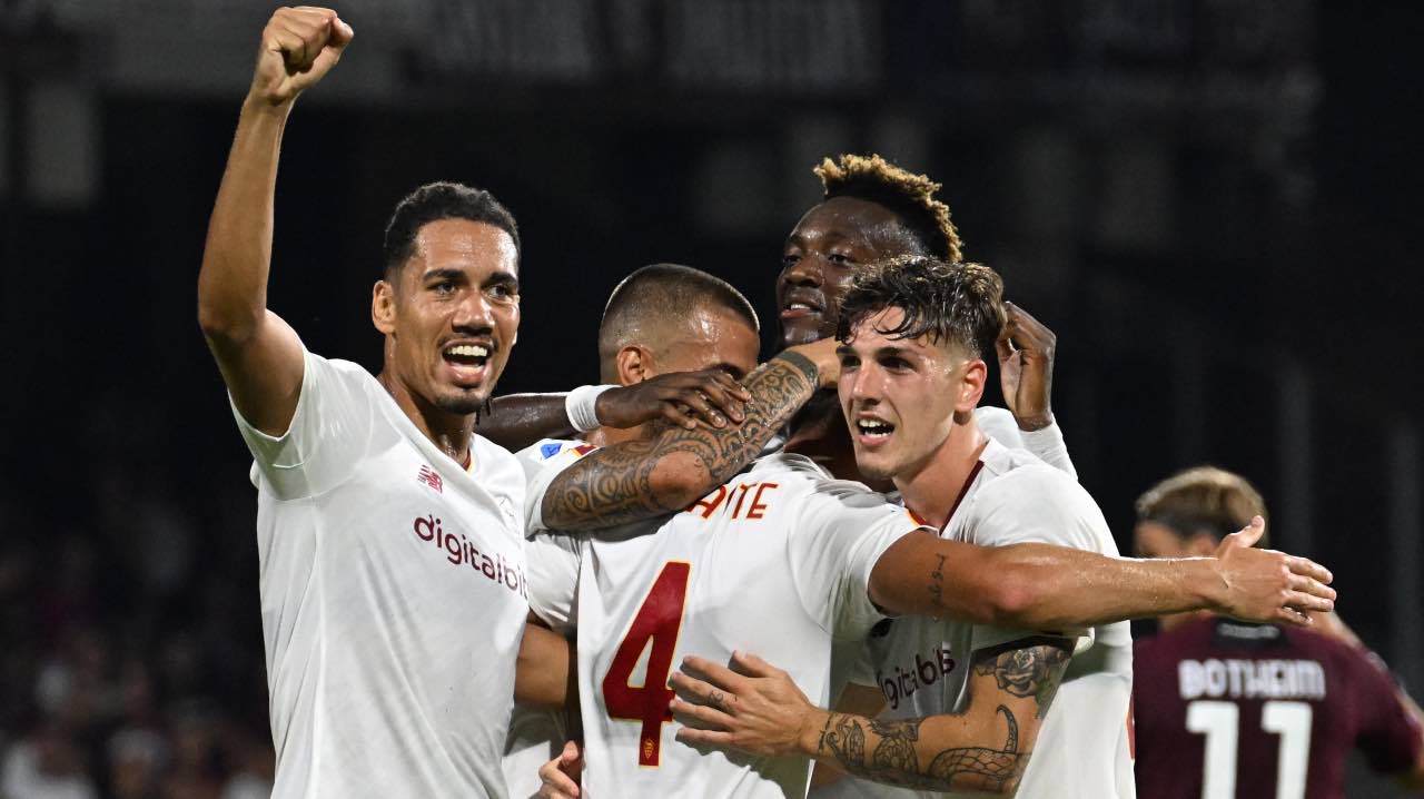 I giocatori della Roma esultano dopo il gol