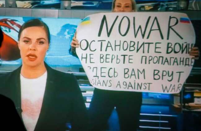 Il cartello di protesta di Marina Ovsyannikova