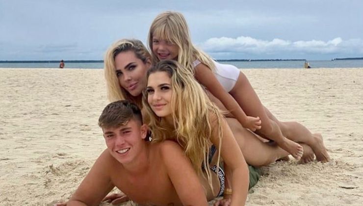 Ilary Blasi con i figli al mare