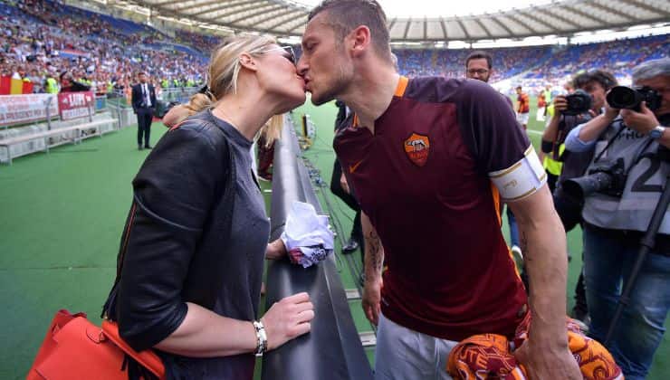 Ilary Blasi e Francesco Totti dopo una partita della Roma