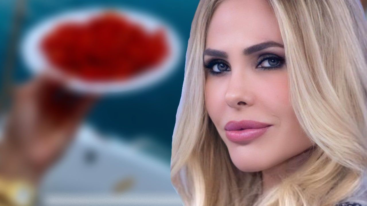 Ilary scatta una foto con un messaggio nascostoIlary scatta una foto con un messaggio nascosto