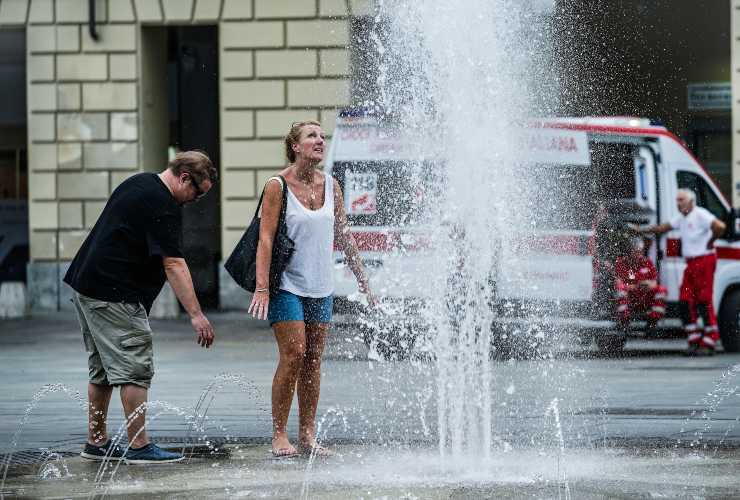 Italiani che cercano di rinfrescarsi (1)