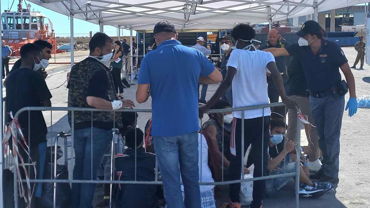 Lampedusa, sbarco migranti