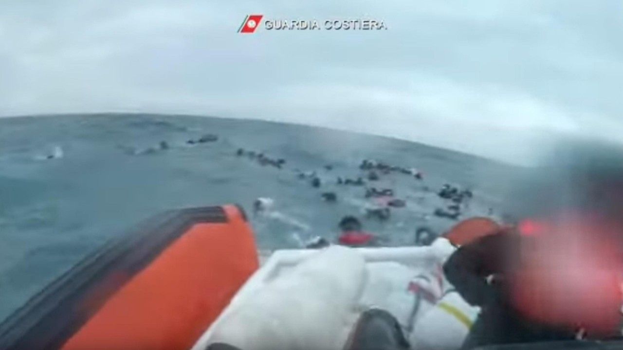 Migranti naufragio in mare