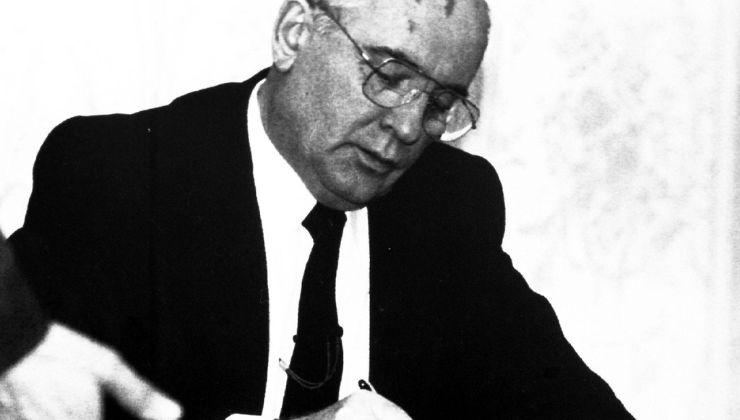Mikhail Gorbaciov mentre firma le dimissioni nel 1991