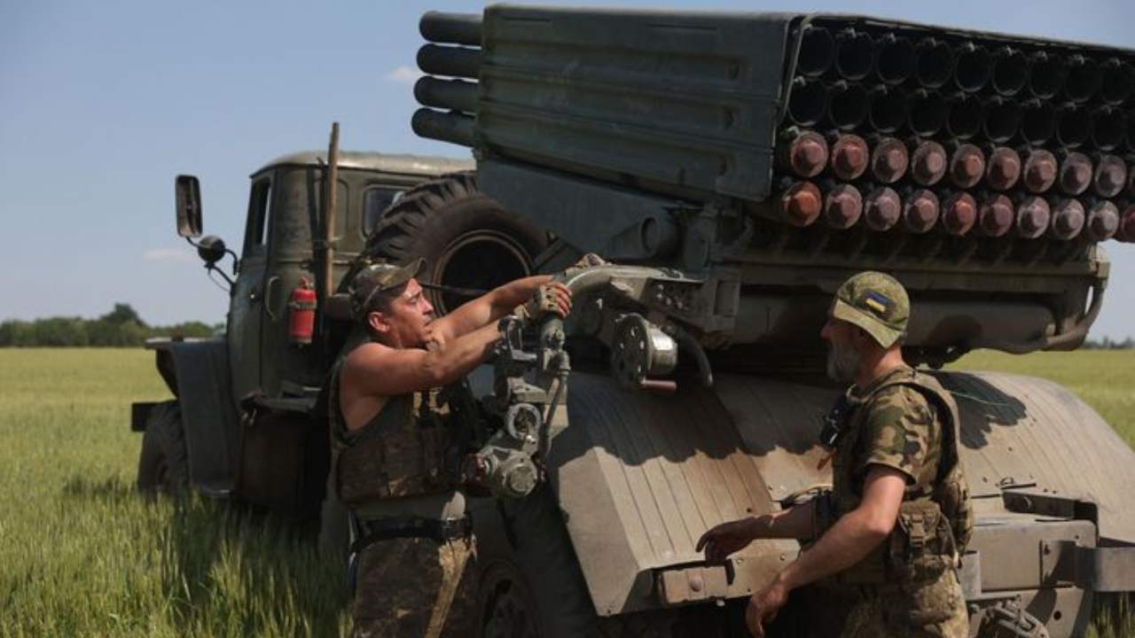 Militari ucraini preparano a sparare con un BM-21