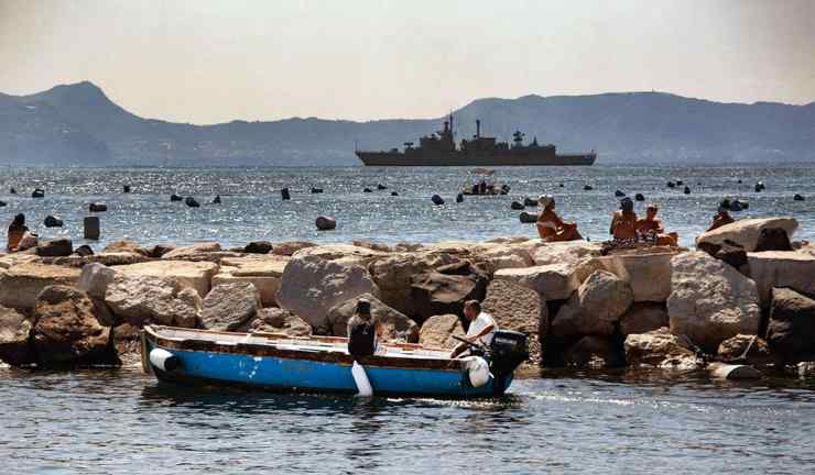 Nave militare greca in quarantena a Napoli