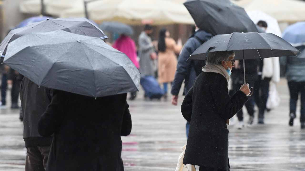 Persone sotto la pioggia