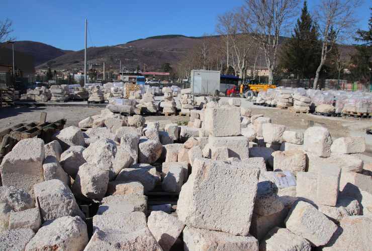 Pietre per ricostruire basilica