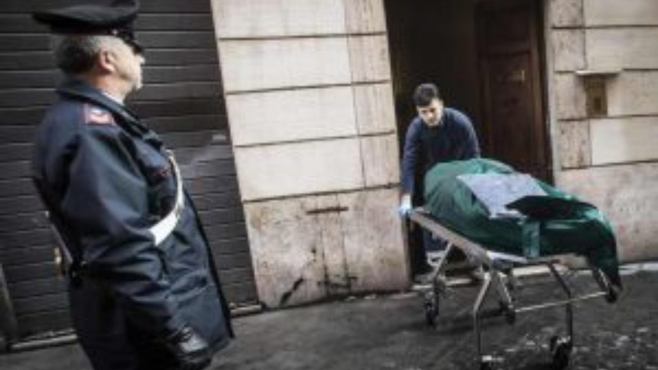 Polizia porta fuori il cadavere