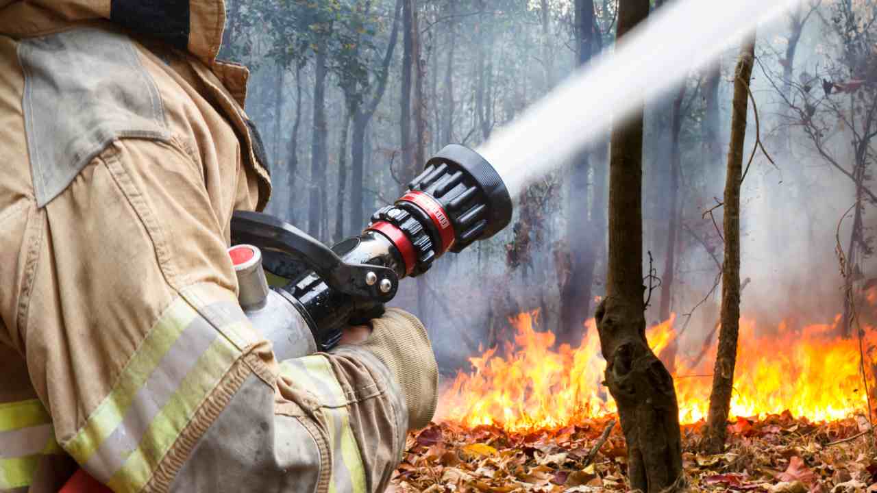 Pompiere domando un'incendio