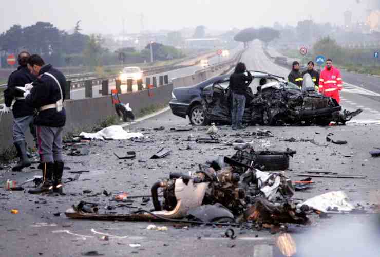Scontro tra auto e moto
