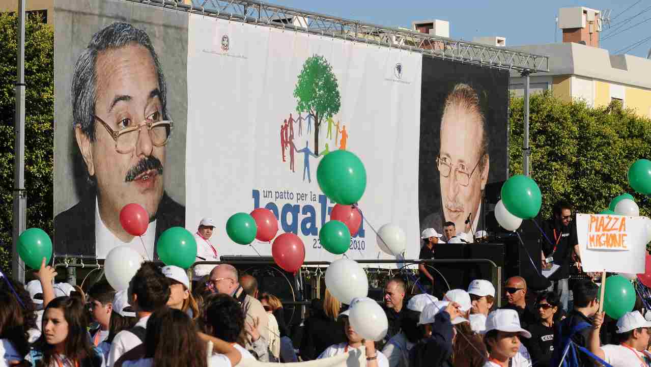 Striscione con Falcone e Borsellino