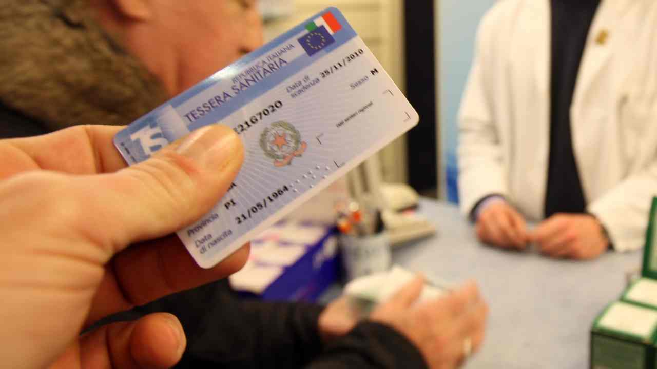 Tessere sanitarie senza microchip
