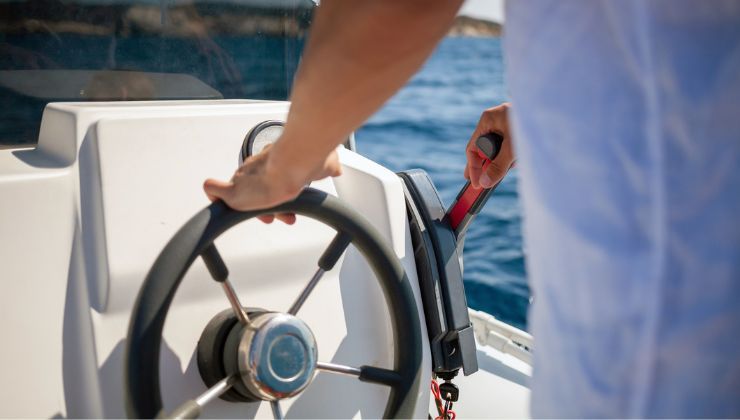 Un uomo che guida una barca