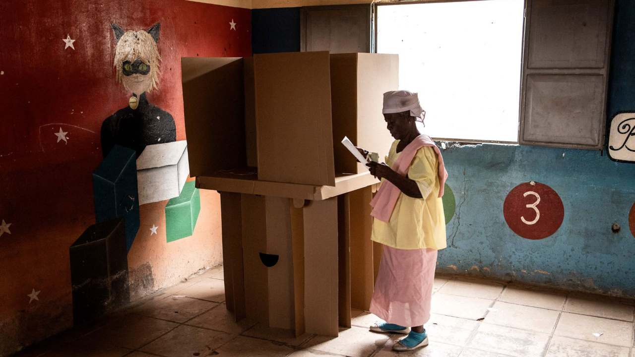Una donna va a votare in Angola