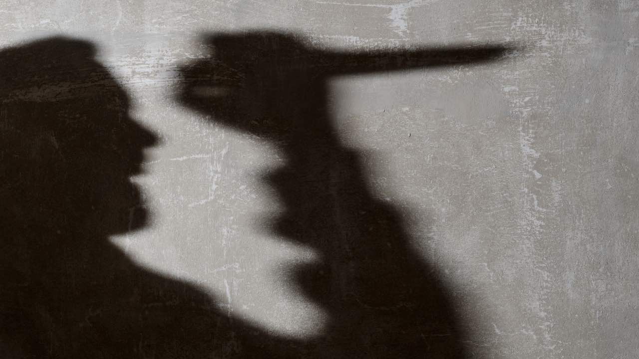 Uomo armato di pugnale