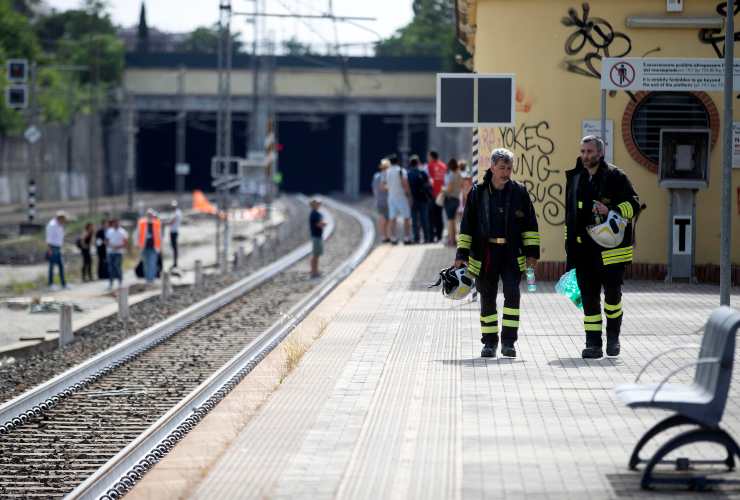 Vigili del fuoco presso la stazione