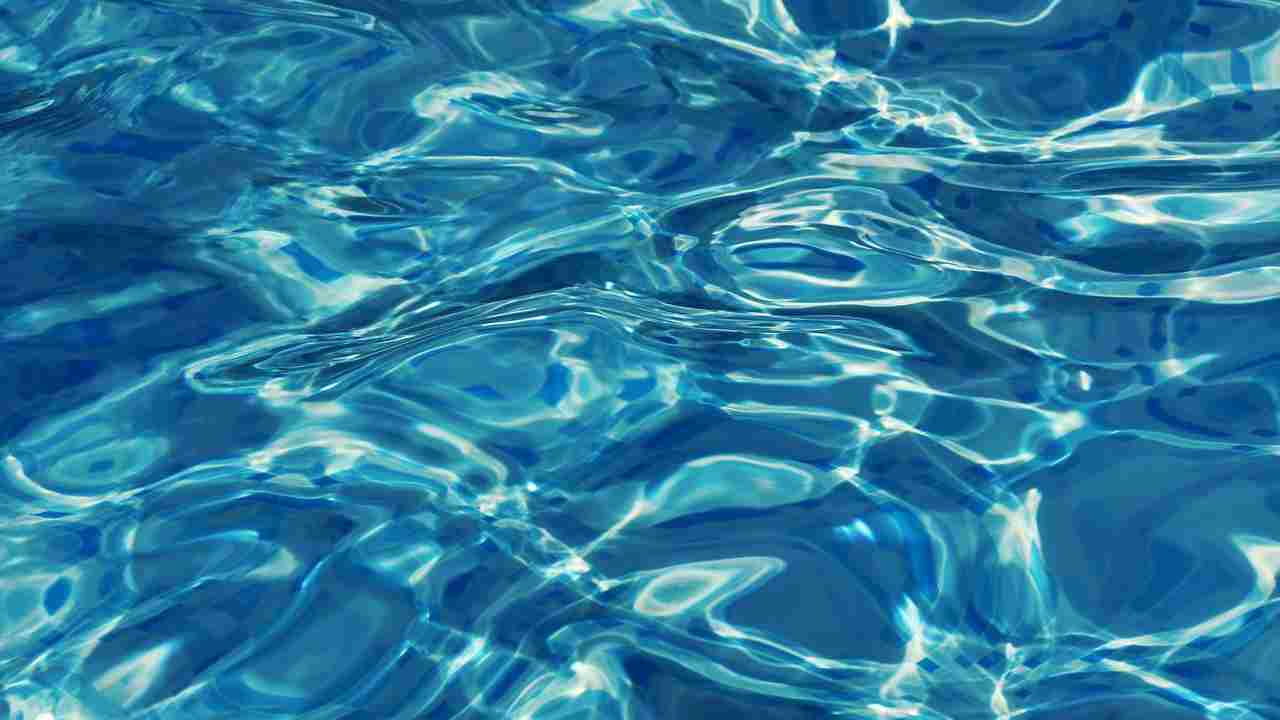 acqua della piscina