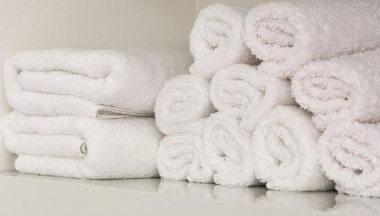 Asciugamani bianchi in cotone 