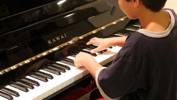Bambino che suona il piano 