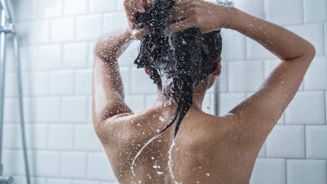 donna che fa la doccia
