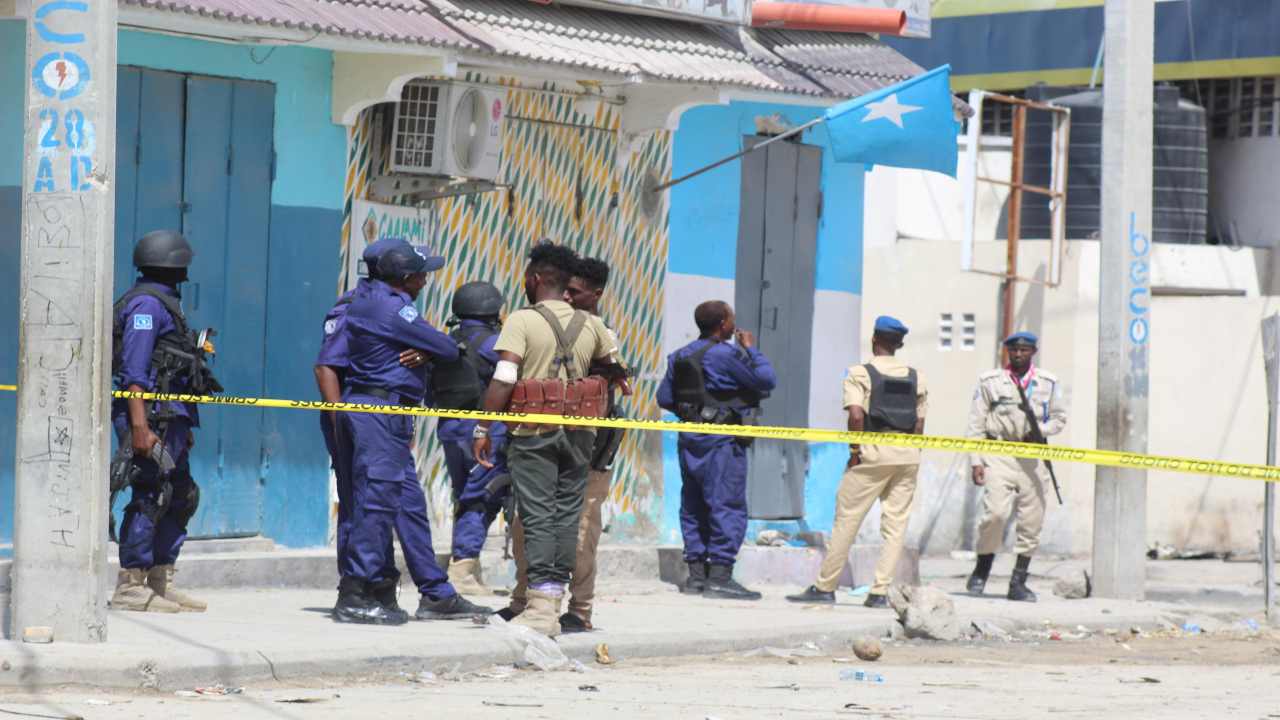 forze dell'ordine davanti all'hotel Hayat di Mogadiscio