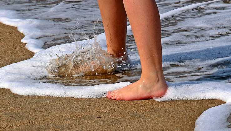 Piedi scalzi in spiaggia