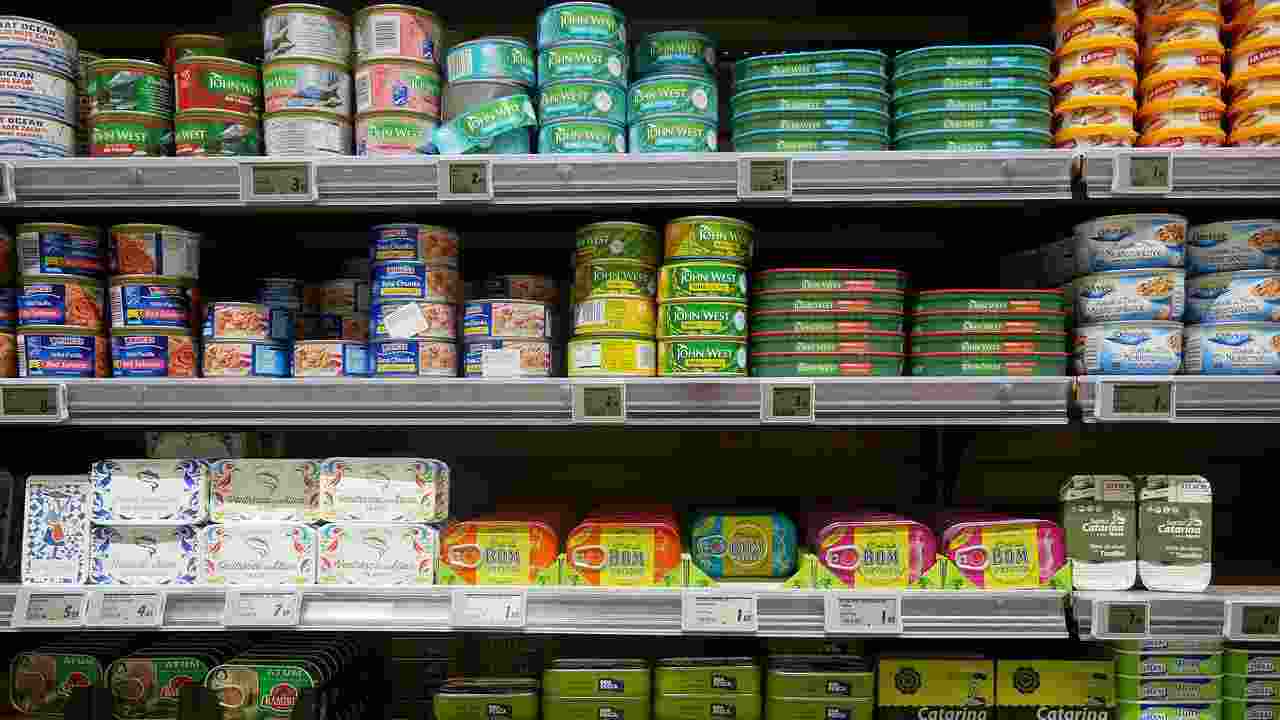 Tonno in scatola al supermercato