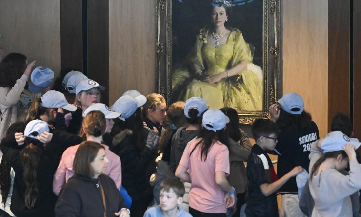 Alunni visitano il ritratto della regina Elisabetta II