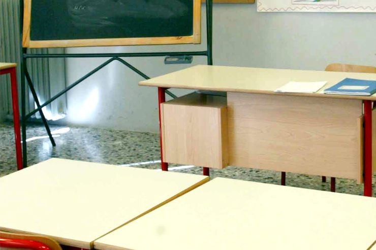 Banchi e sedie aula scolastica