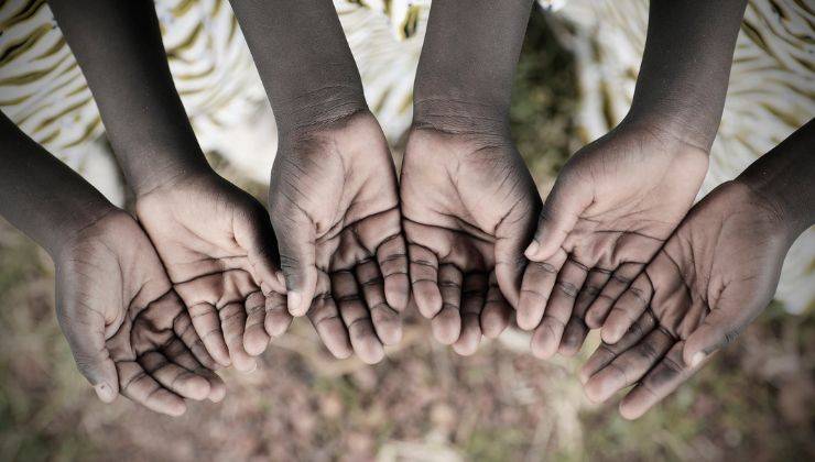 Bambini africani che chiedono cibo