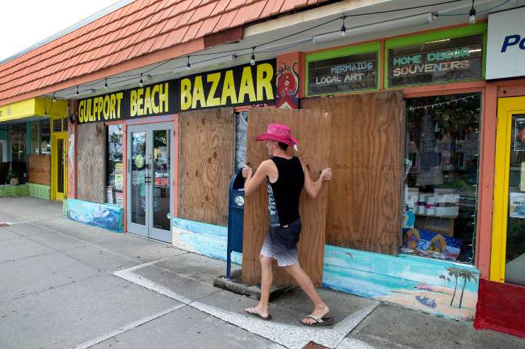 Bazar che si prepara all'arrivo dell'uragano Ian