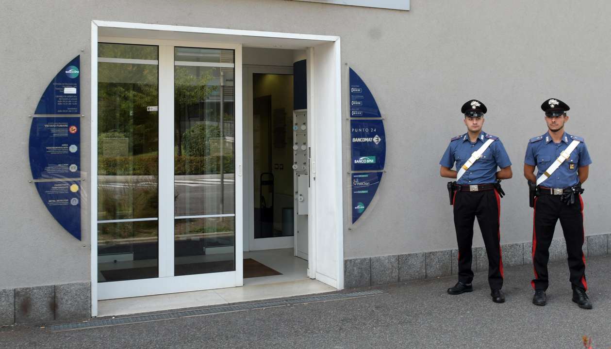 Carabinieri all'ingresso della banca