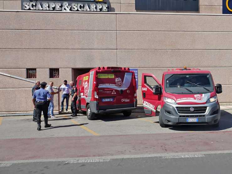 Carabinieri e agenti della Polizia Scientifica